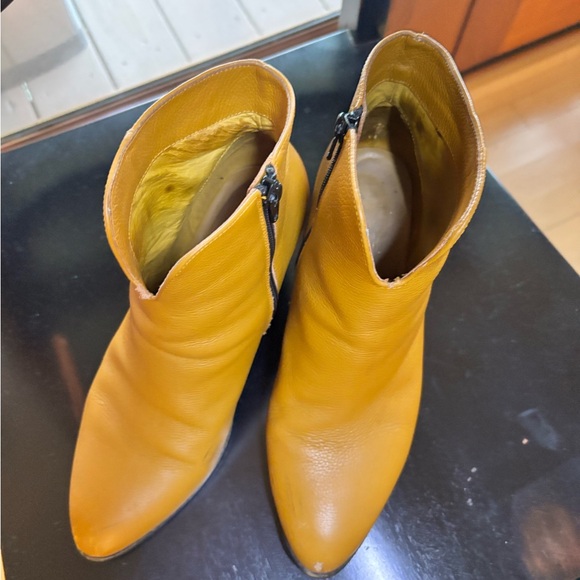 CHARLOTTE STONE size 9 mustard yellow booties - Picture 15 of 16